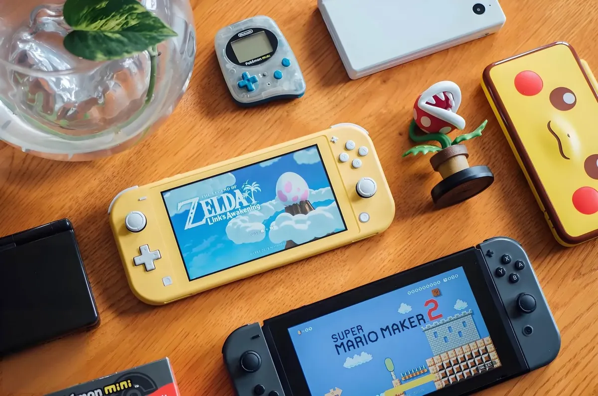 A side-by-side comparison of the Nintendo Switch OLED, Standard, and Lite models.